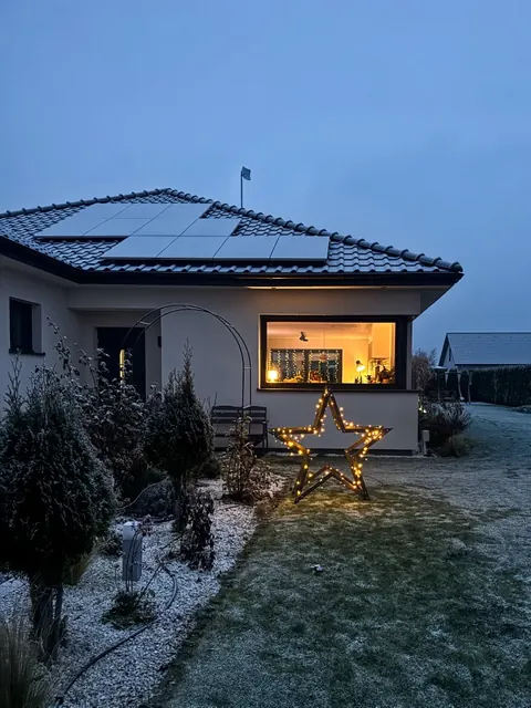 ModoStar-Stern vor dem Haus, Winterabend