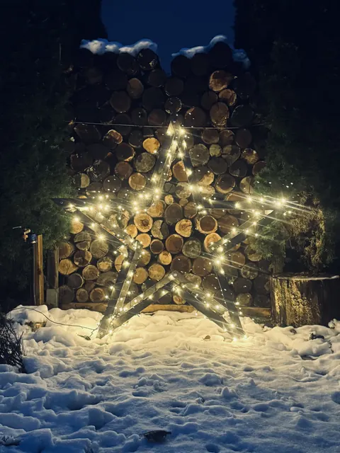 ModoStar-Stern vor dem Holzschuppen