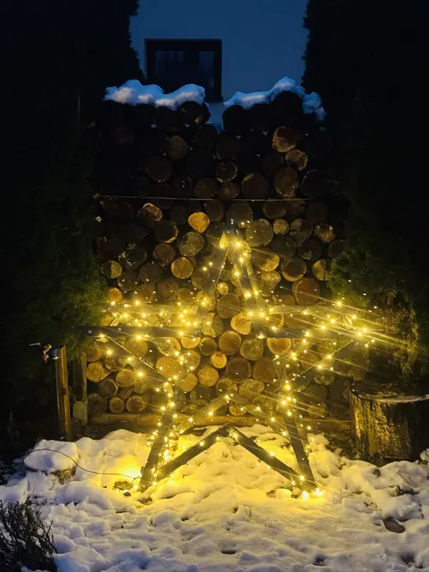 Beleuchteter ModoStar-Stern im Schnee