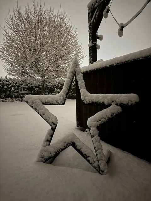 ModoStar-Stern mit Schnee bedeckt