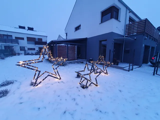 Zwei ModoStar-Sterne przed domem