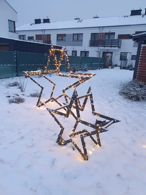 Zwei ModoStar-Sterne im verschneiten Garten