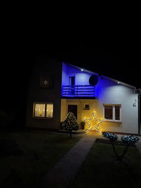 Haus mit ModoStar-Stern mit Beleuchtung