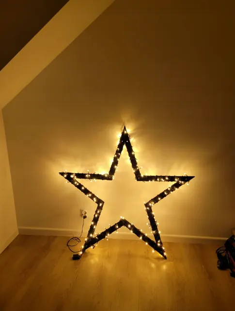 ModoStar-Stern im Innenraum, warmes Licht