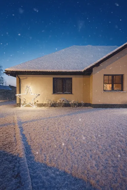 Haus im Winter mit ModoStar-Dekoration
